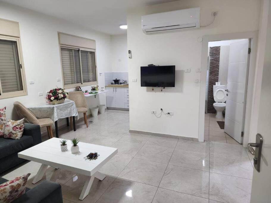 Apartmán דירה חדשה קרובה לשוק ואדי ניסנאס Haifa Exteriér fotografie