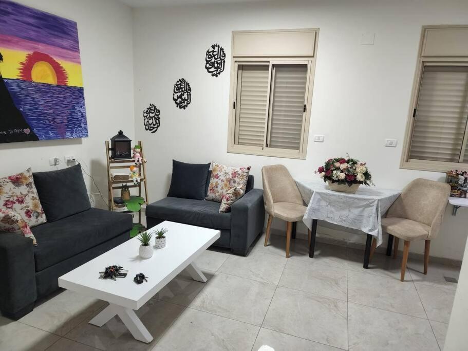 Apartmán דירה חדשה קרובה לשוק ואדי ניסנאס Haifa Exteriér fotografie